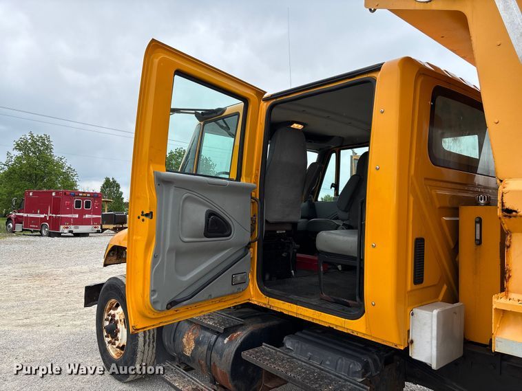 image for item FC5699 2004 International 7400 Crew Cab dump truck