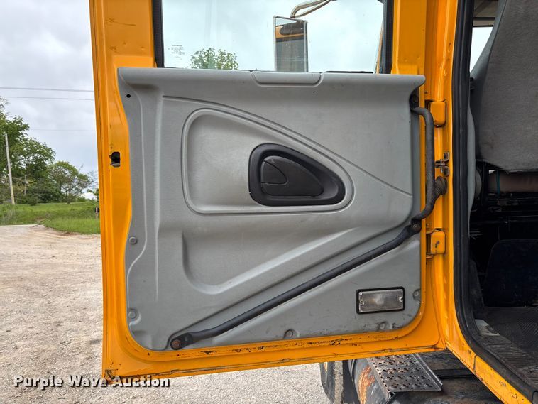 image for item FC5699 2004 International 7400 Crew Cab dump truck