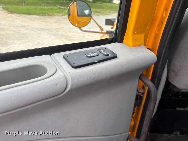 image for item FC5699 2004 International 7400 Crew Cab dump truck