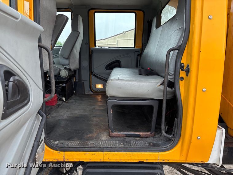 image for item FC5699 2004 International 7400 Crew Cab dump truck