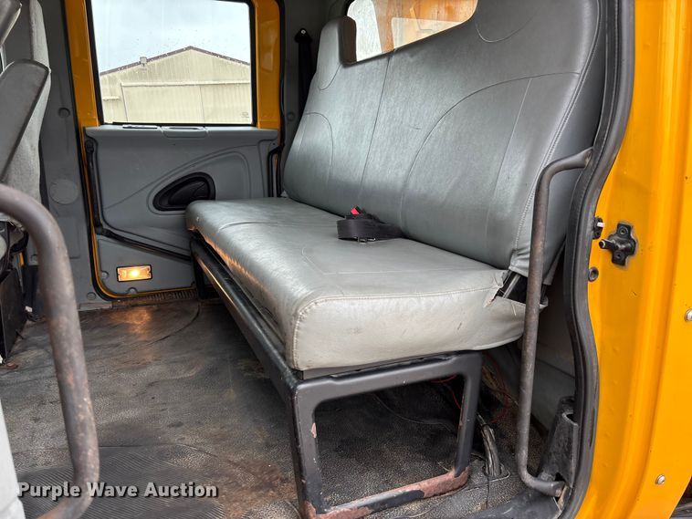 image for item FC5699 2004 International 7400 Crew Cab dump truck