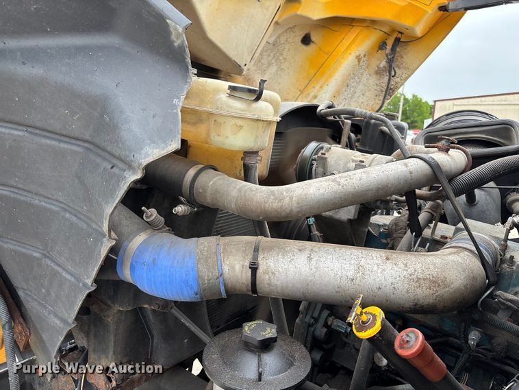 image for item FC5699 2004 International 7400 Crew Cab dump truck