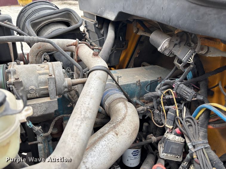 image for item FC5699 2004 International 7400 Crew Cab dump truck