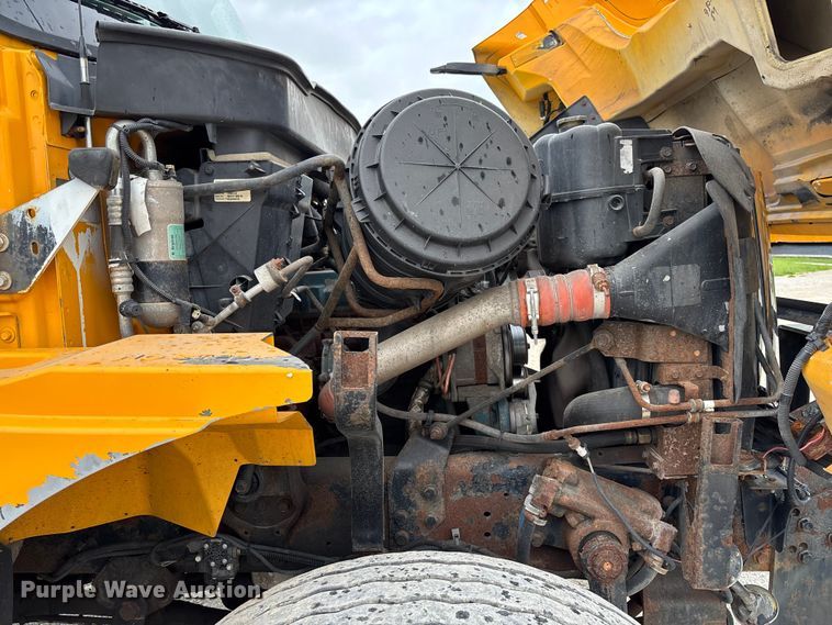 image for item FC5699 2004 International 7400 Crew Cab dump truck