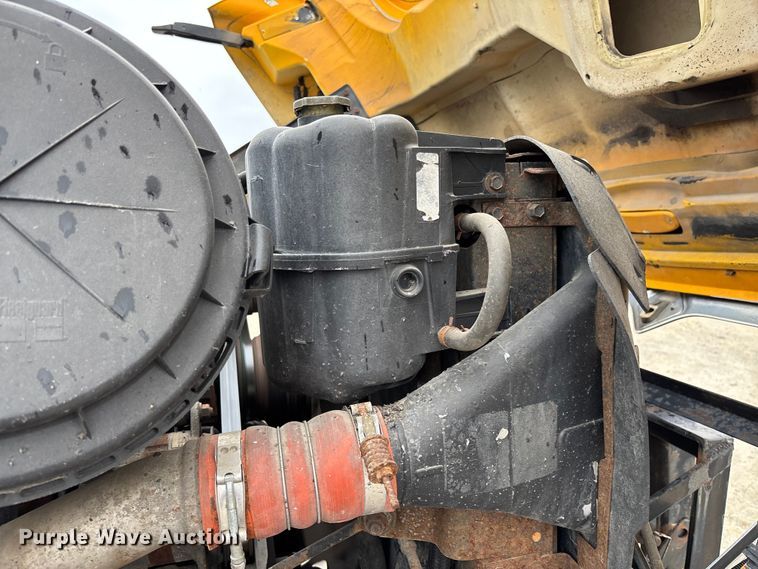 image for item FC5699 2004 International 7400 Crew Cab dump truck