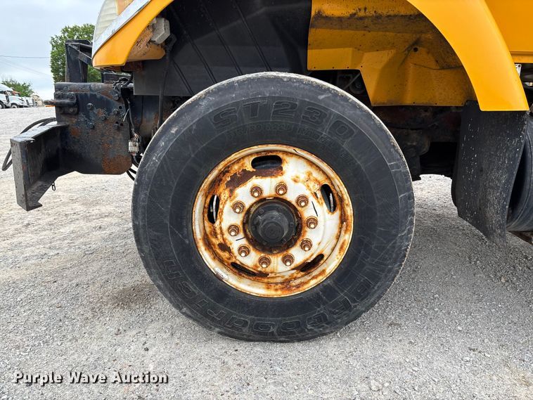 image for item FC5699 2004 International 7400 Crew Cab dump truck