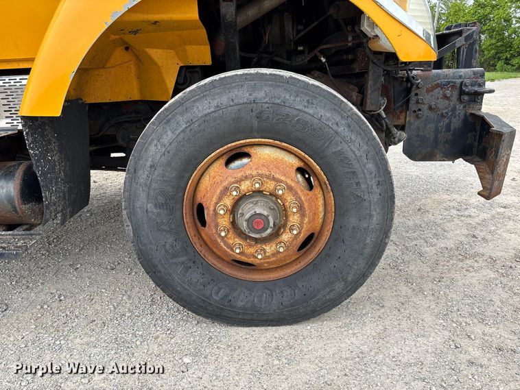 image for item FC5699 2004 International 7400 Crew Cab dump truck