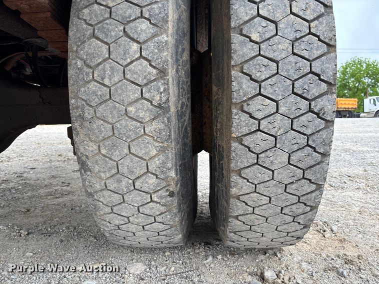 image for item FC5699 2004 International 7400 Crew Cab dump truck