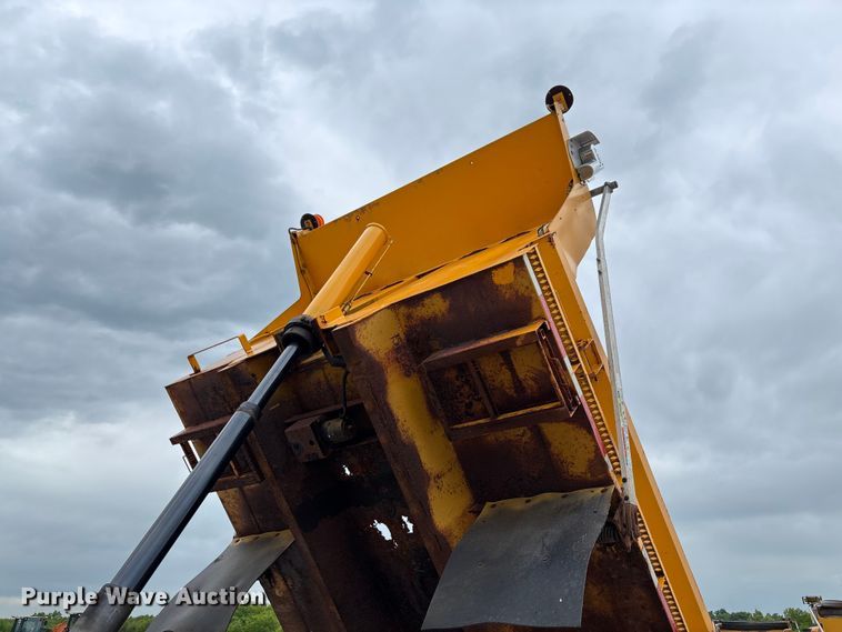 image for item FC5699 2004 International 7400 Crew Cab dump truck