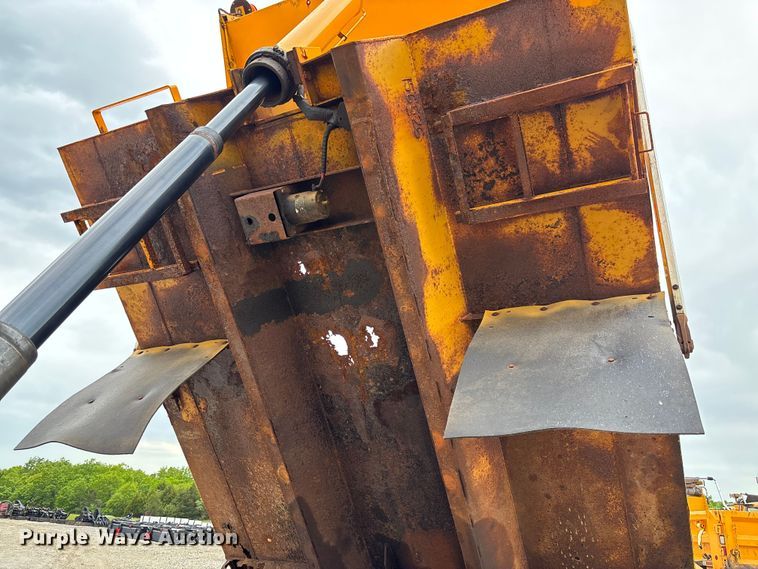 image for item FC5699 2004 International 7400 Crew Cab dump truck