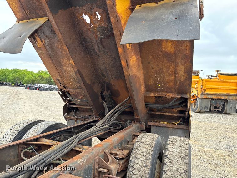 image for item FC5699 2004 International 7400 Crew Cab dump truck