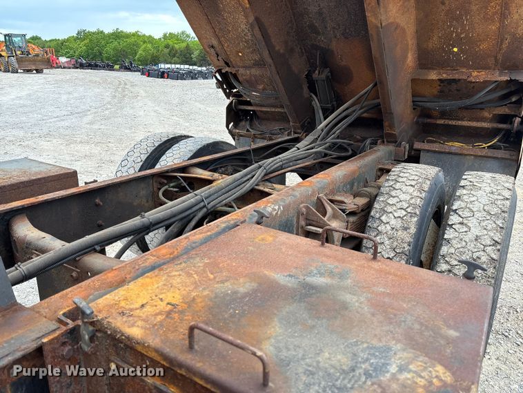 image for item FC5699 2004 International 7400 Crew Cab dump truck