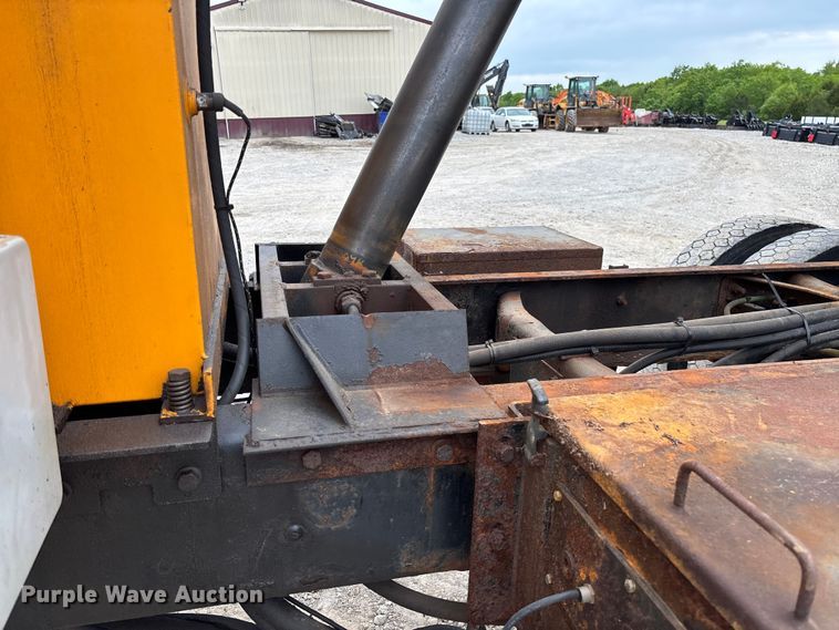 image for item FC5699 2004 International 7400 Crew Cab dump truck