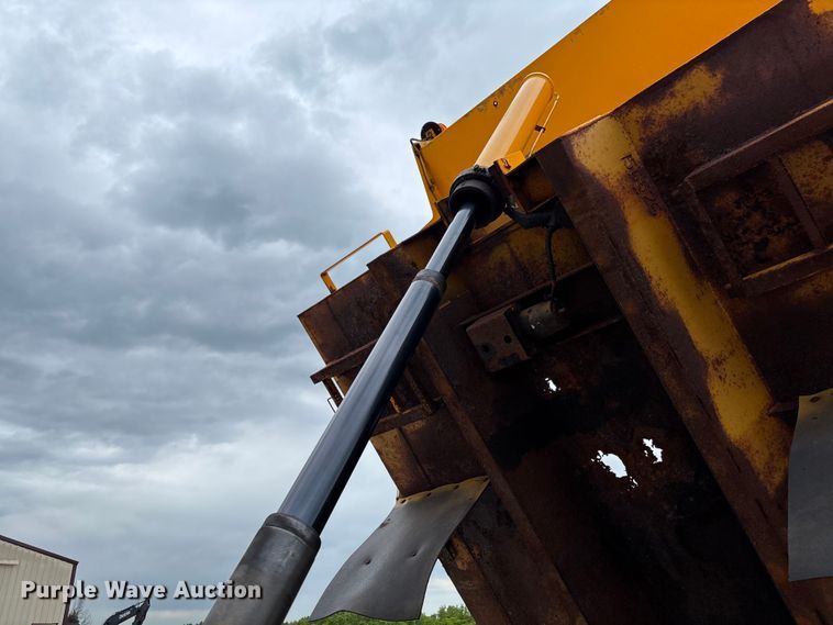 image for item FC5699 2004 International 7400 Crew Cab dump truck