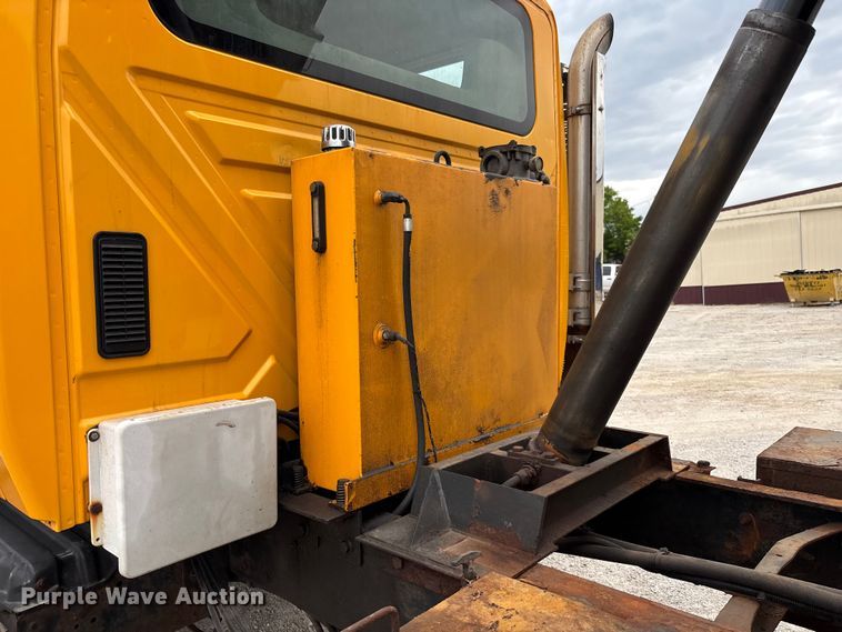 image for item FC5699 2004 International 7400 Crew Cab dump truck