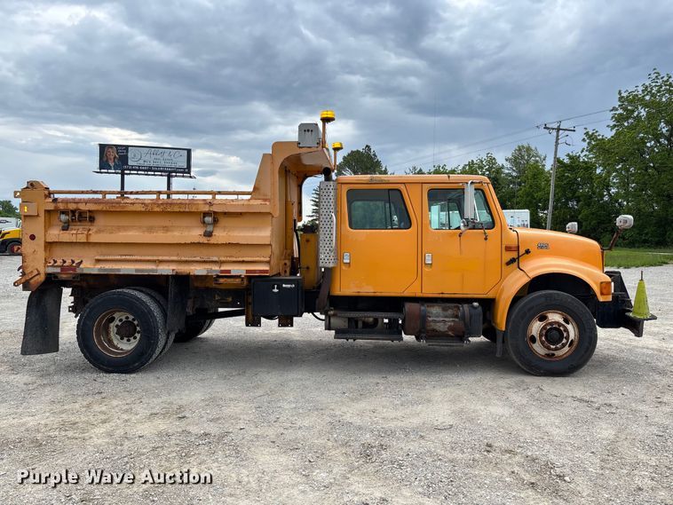 image for item FC5703 2001 International 4900 Crew Cab dump truck