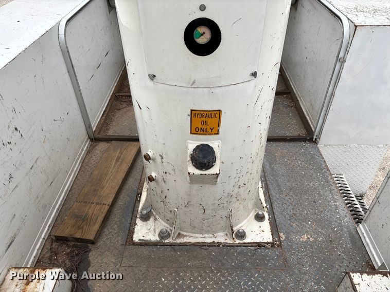 image for item FC5704 2007 Freightliner Business Class M2 bucket truck