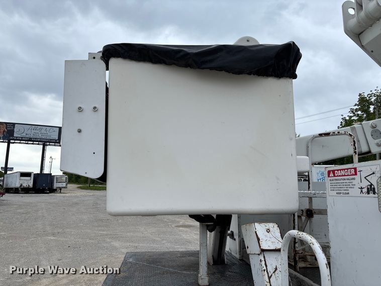 image for item FC5704 2007 Freightliner Business Class M2 bucket truck