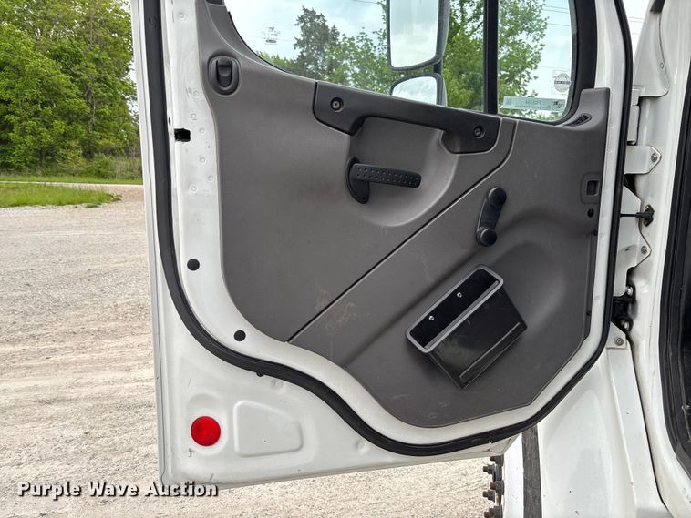 image for item FC5704 2007 Freightliner Business Class M2 bucket truck