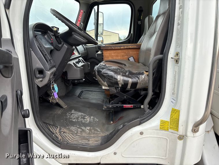 image for item FC5704 2007 Freightliner Business Class M2 bucket truck