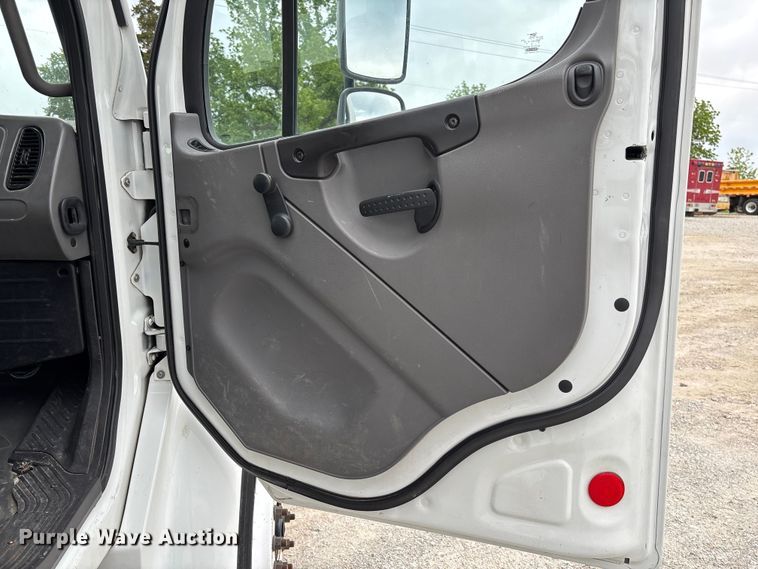 image for item FC5704 2007 Freightliner Business Class M2 bucket truck