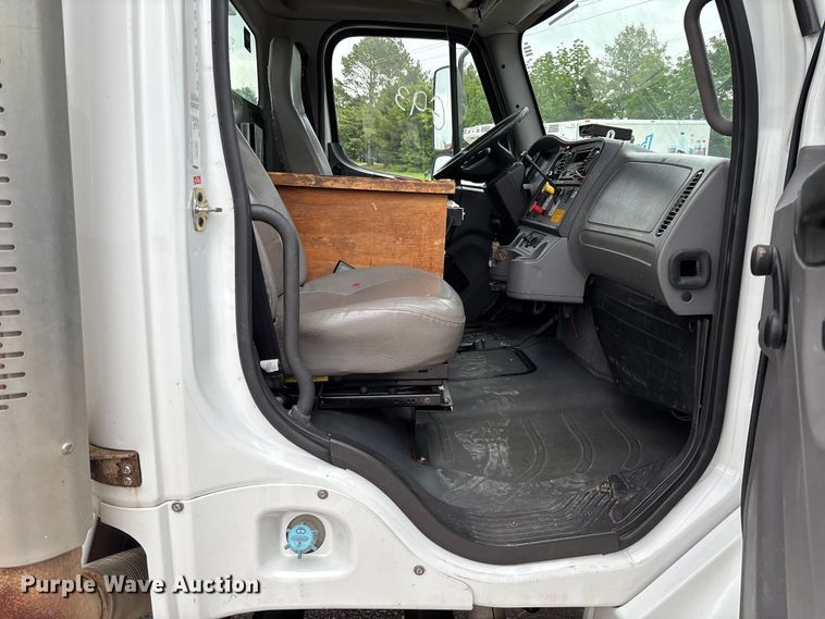 image for item FC5704 2007 Freightliner Business Class M2 bucket truck
