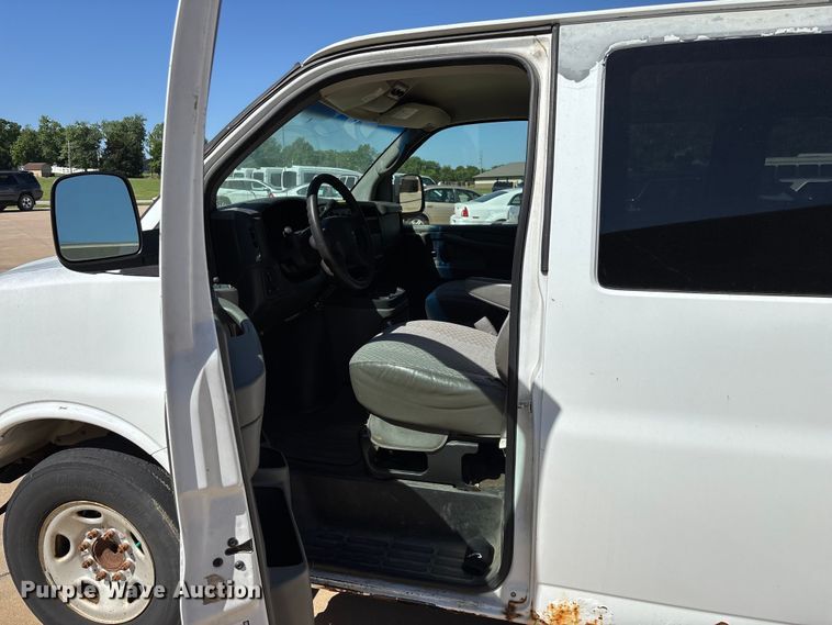 image for item FG0361 2006 Chevrolet Express 3500 van
