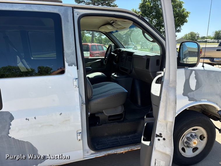image for item FG0361 2006 Chevrolet Express 3500 van