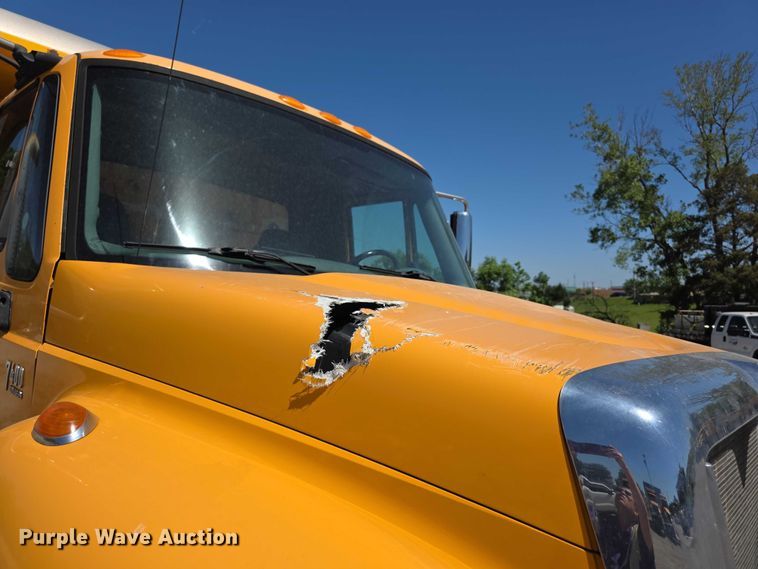 image for item FH6003 2006 International 7400 dump truck