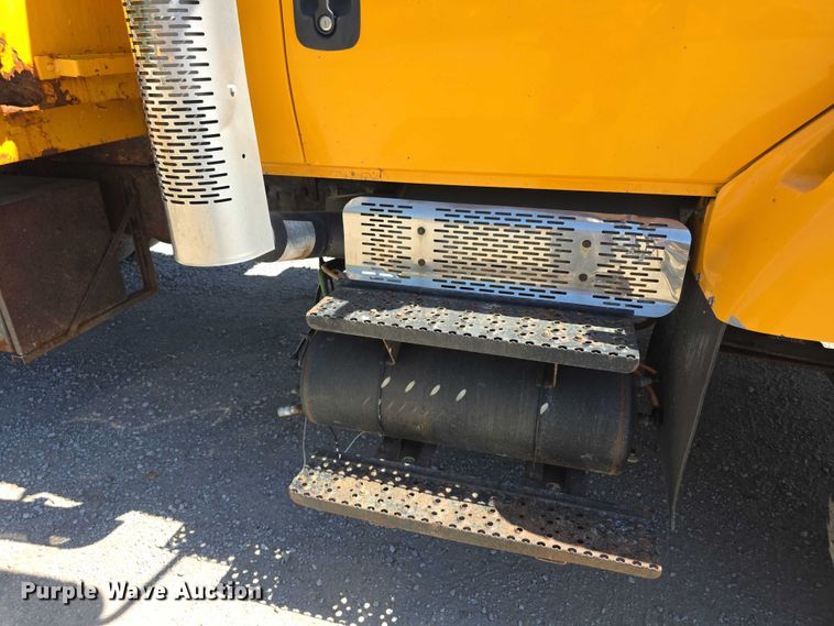 image for item FH6003 2006 International 7400 dump truck