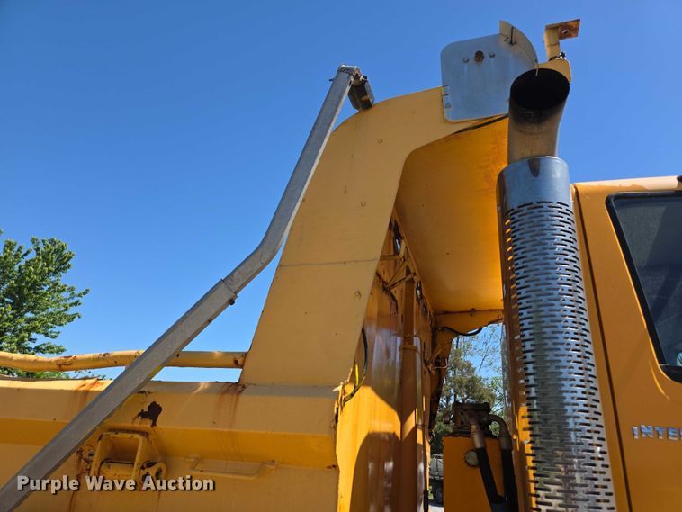image for item FH6003 2006 International 7400 dump truck