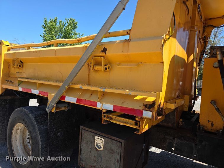 image for item FH6003 2006 International 7400 dump truck