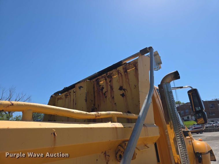 image for item FH6003 2006 International 7400 dump truck