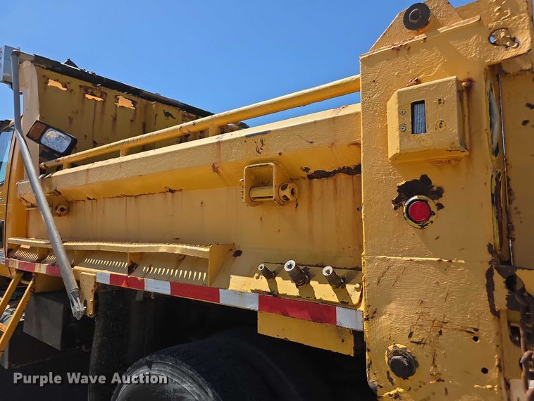 image for item FH6003 2006 International 7400 dump truck
