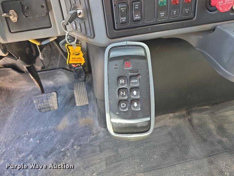 image for item FH6003 2006 International 7400 dump truck