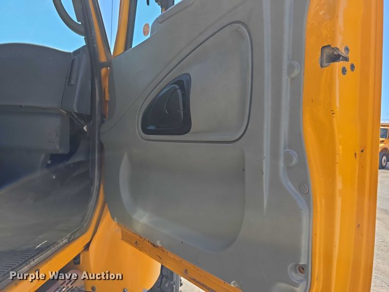 image for item FH6003 2006 International 7400 dump truck