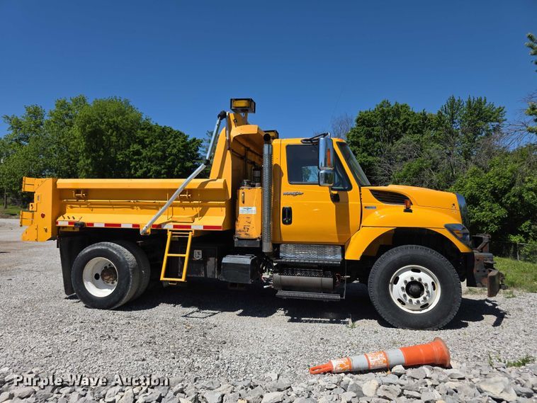 image for item FH6004 2010 International 7400 dump truck