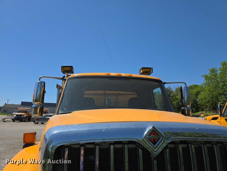 image for item FH6004 2010 International 7400 dump truck