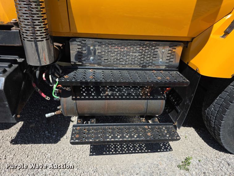 image for item FH6004 2010 International 7400 dump truck