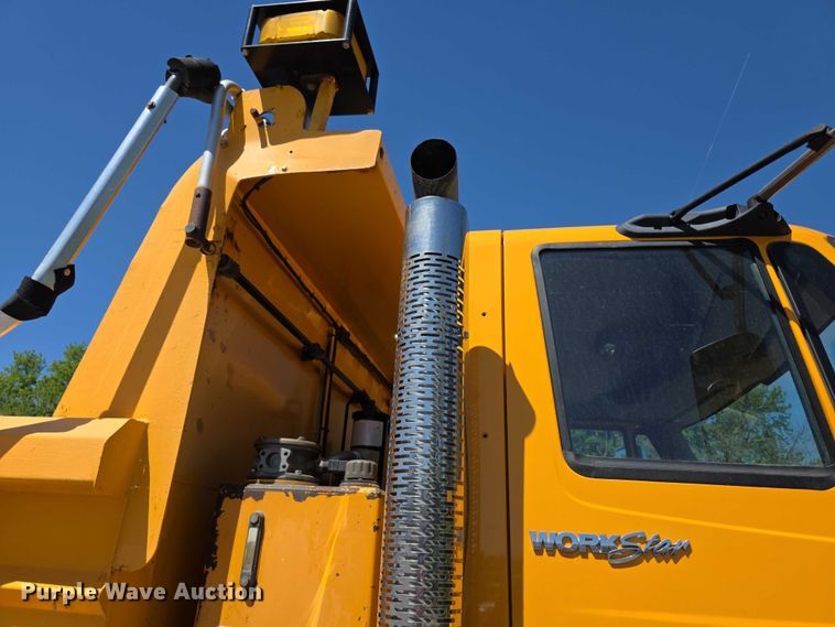 image for item FH6004 2010 International 7400 dump truck