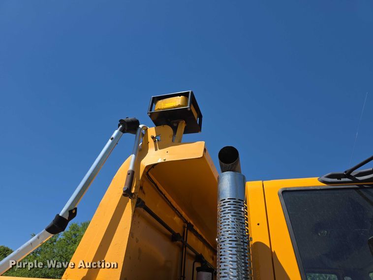 image for item FH6004 2010 International 7400 dump truck