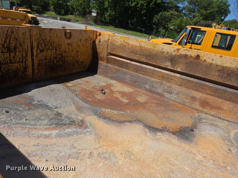 image for item FH6004 2010 International 7400 dump truck