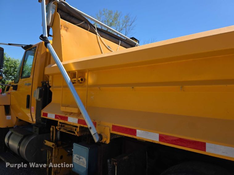 image for item FH6004 2010 International 7400 dump truck