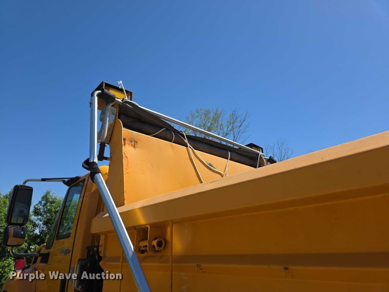 image for item FH6004 2010 International 7400 dump truck