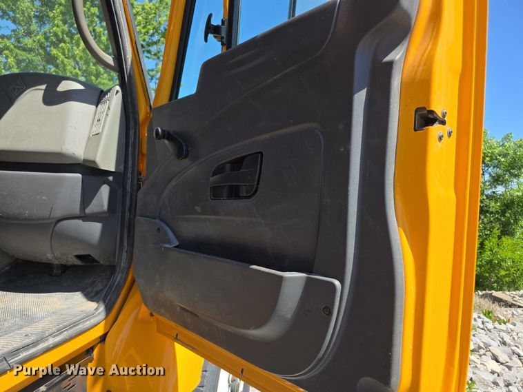 image for item FH6004 2010 International 7400 dump truck