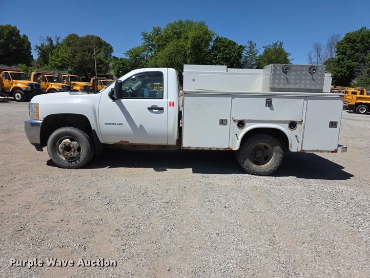 image for item FH6006 2013 Chevrolet Silverado 3500HD utility bed pickup truck