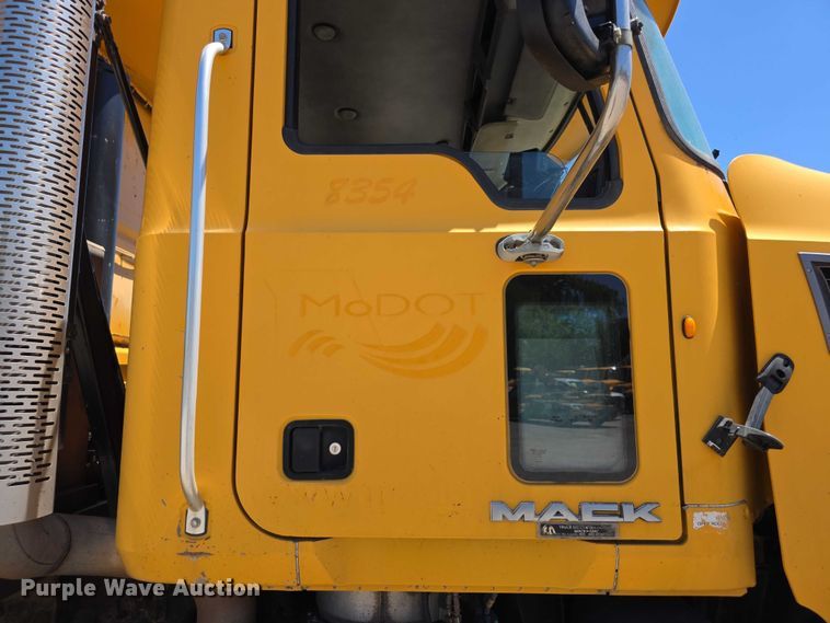 image for item FH6007 2010 Mack GU713 dump truck