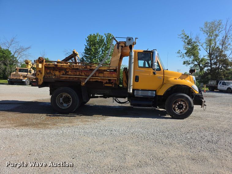 image for item FH6010 2006 International 7400 dump truck