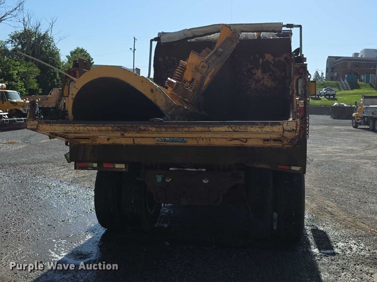 image for item FH6010 2006 International 7400 dump truck