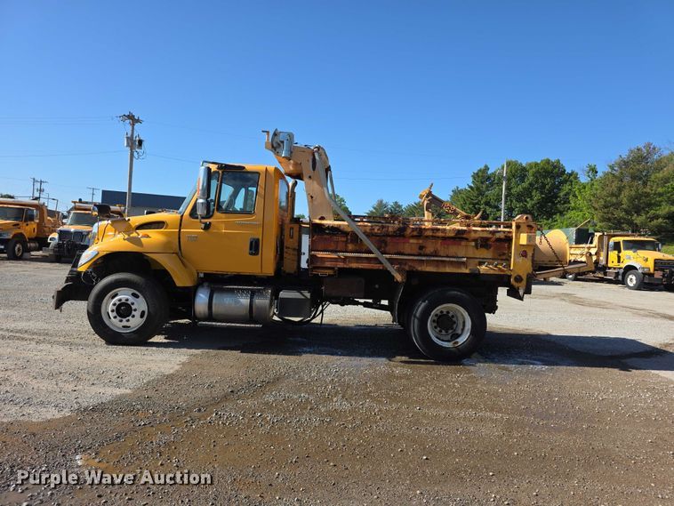 image for item FH6010 2006 International 7400 dump truck